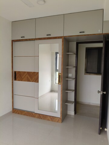 Room in 4 BHK Apartment at Kalpataru Paramount, Kapur Bawdi – for Sale