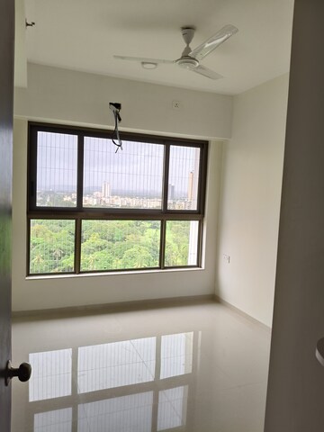 Room in 4 BHK Apartment at Kalpataru Paramount, Kapur Bawdi – for Sale