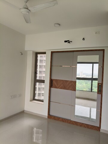 Room in 4 BHK Apartment at Kalpataru Paramount, Kapur Bawdi – for Sale