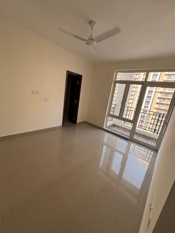 Room in 3 BHK Apartment at Omaxe R2, Gomti Nagar – for Rent