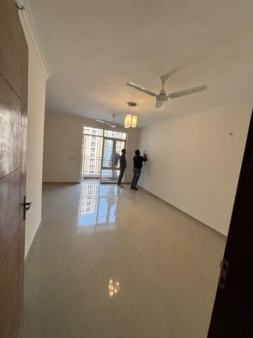 Room in 3 BHK Apartment at Omaxe R2, Gomti Nagar – for Rent