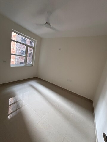Room in 3 BHK Apartment at Omaxe R2, Gomti Nagar – for Rent