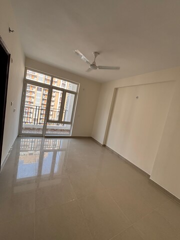 Room in 3 BHK Apartment at Omaxe R2, Gomti Nagar – for Rent