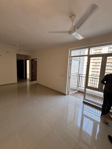 Room in 3 BHK Apartment at Omaxe R2, Gomti Nagar – for Rent