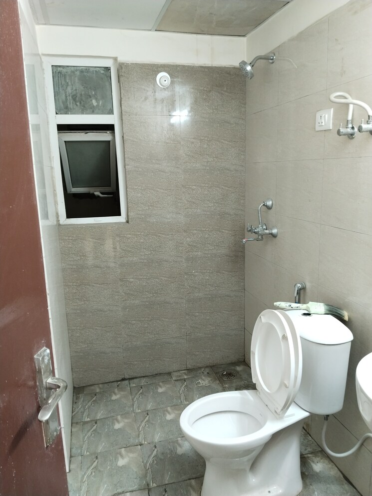 Bathroom, amrapali-terrace-homes 3.5 Bedroom 1600 Sq.Ft. Apartment In Tech Zone 4 Greater Noida Greater Noida 8949522