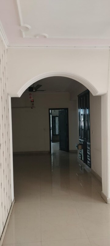 Building Lobby in 3 BHK Apartment at Park Royal Apartment, Sector 56 – for Rent