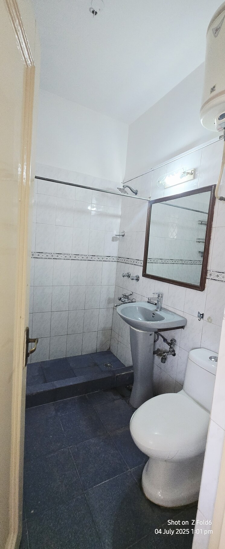 Bathroom, sarvodaya enclave 4 Bedroom 500 Sq.Yd. Builder Floor In Sarvodaya Enclave Delhi 8949533