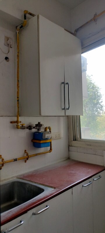 Furnished Amenities in 3.5 BHK Apartment at Park Royal Apartment, Sector 56 – for Rent