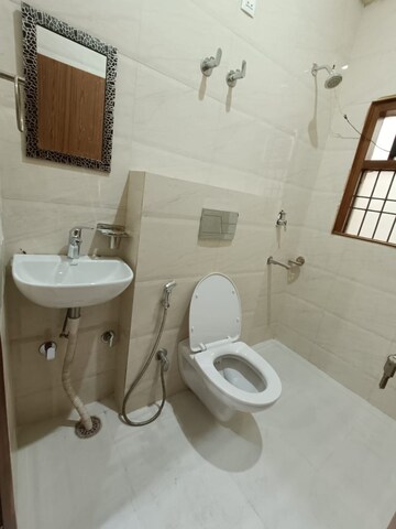 Bathroom in 3.5 BHK Apartment at Park Royal Apartment, Sector 56 – for Rent