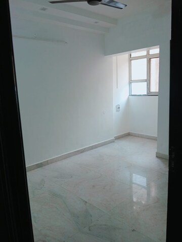 Room in 3 BHK Apartment at Patparganj – for Rent