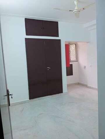 Room in 3 BHK Apartment at Patparganj – for Rent