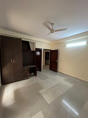 Room in 2 BHK Builder Floor at Sector 38 – for Rent