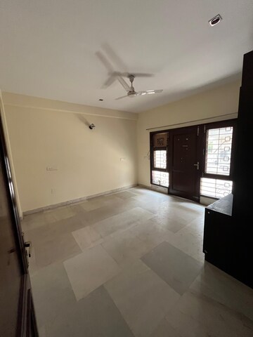 Room in 2 BHK Builder Floor at Sector 38 – for Rent