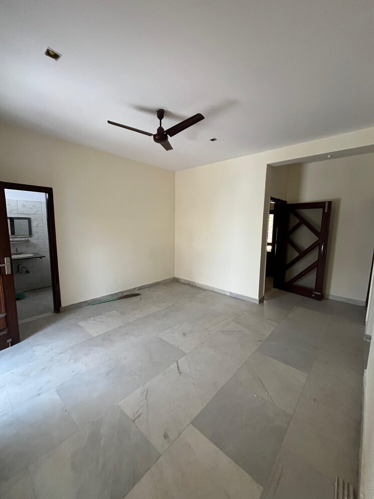 Room, sector 38 2 Bedroom 2000 Sq.Ft. Builder Floor In Sector 38 Gurgaon 8949574