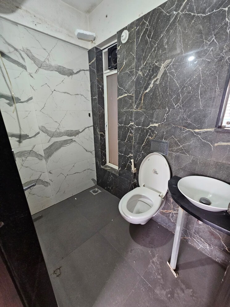 Bathroom, sumit-artista 2 Bedroom 600 Sq.Ft. Apartment In Santacruz East Mumbai 8949584