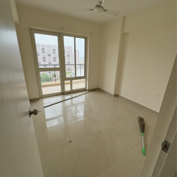Room in 3 BHK Apartment at Piedmont Taksila Heights, Sector 37c – for Rent