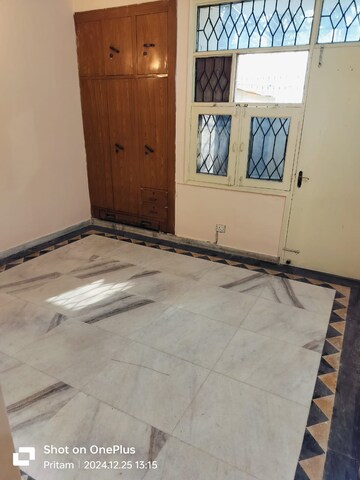 Room in 3.5 BHK Apartment at Ashoka Group Housing Society, Sector 56 – for Rent