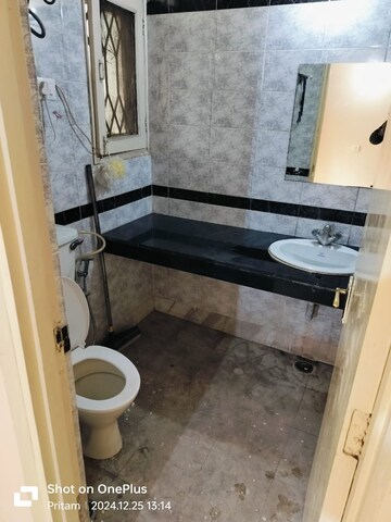 Bathroom in 3.5 BHK Apartment at Ashoka Group Housing Society, Sector 56 – for Rent