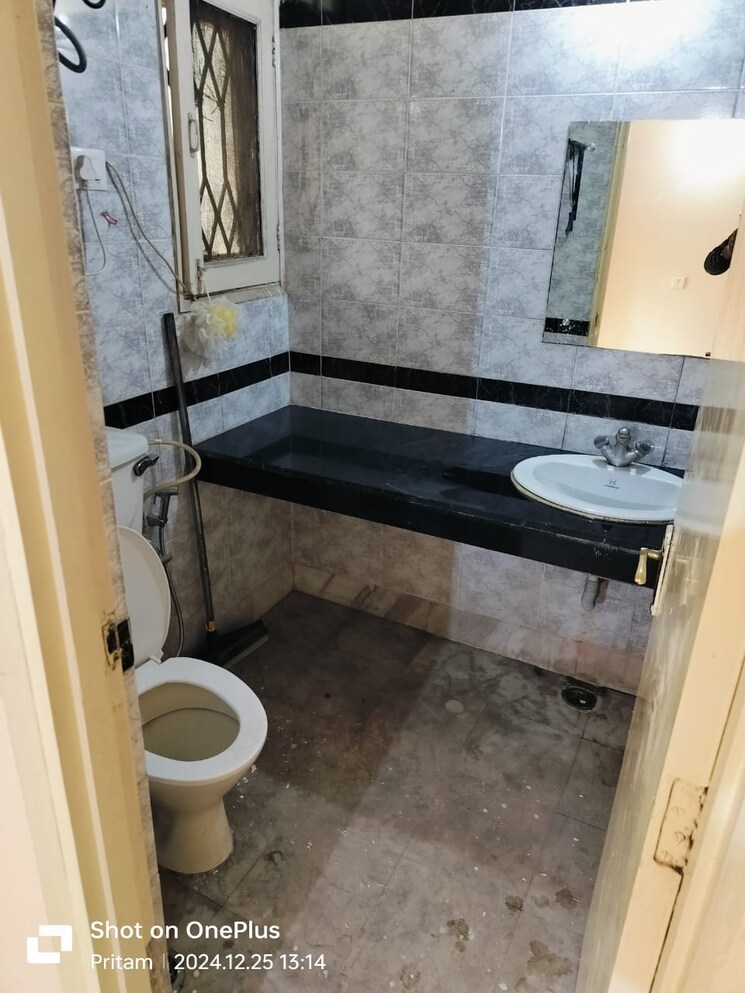 Bathroom, ashoka-group-housing-society 3.5 Bedroom 1782 Sq.Ft. Apartment In Sector 56 Gurgaon 8949671