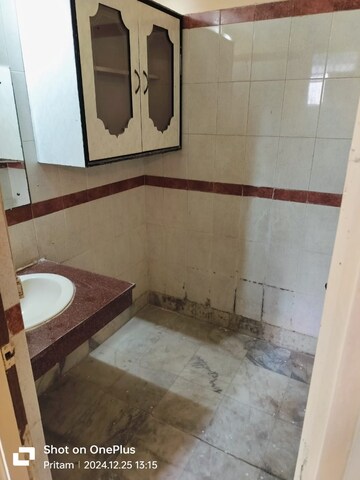 Kitchen in 3.5 BHK Apartment at Ashoka Group Housing Society, Sector 56 – for Rent