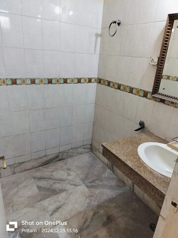 Bathroom in 3.5 BHK Apartment at Ashoka Group Housing Society, Sector 56 – for Rent