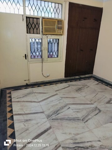 Room in 3.5 BHK Apartment at Ashoka Group Housing Society, Sector 56 – for Rent