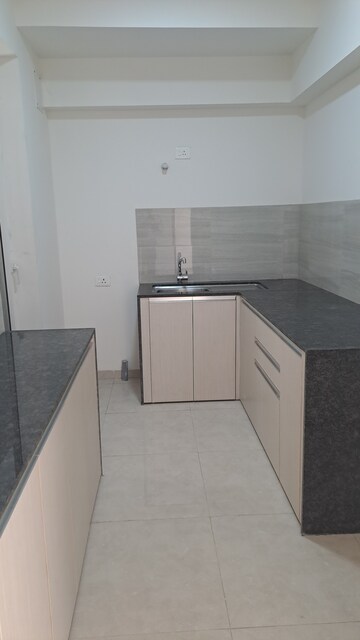 Room in 3 BHK Apartment at One Indiabulls Thane, Pokhran Road No Two – for Rent
