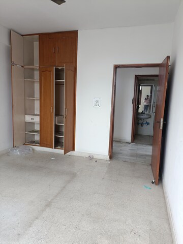 Room in 2 BHK Apartment at Ansal Sushant Apartments, Sushant Lok I – for Rent
