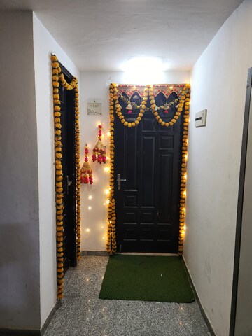 Building Lobby in 3.5 BHK Apartment at Prateek Stylome, Sector 45 – for Rent