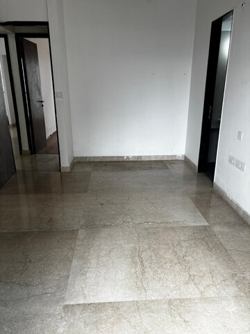 Room in 3.5 BHK Apartment at Sheth Avalon, Laxmi Nagar – for Rent