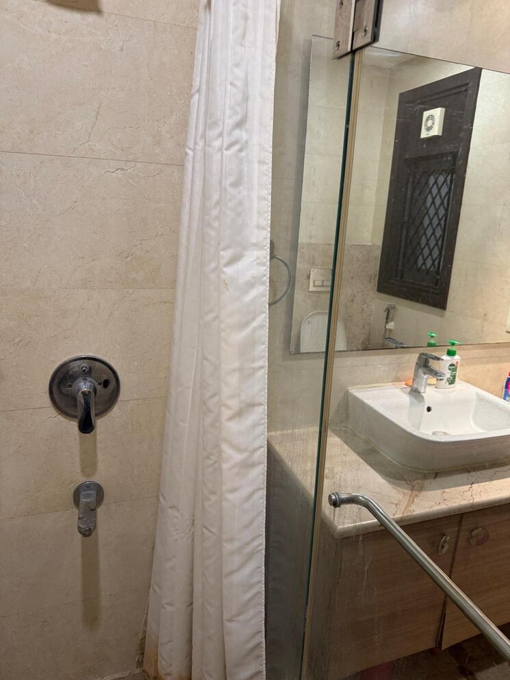 Bathroom, east of kailash 4 Bedroom 2700 Sq.Ft. Builder Floor In East Of Kailash Delhi 8949849