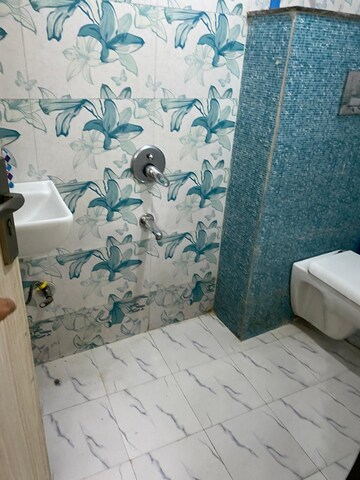 Bathroom in 2.5 BHK Builder Floor at Mayur Vihar – for Rent