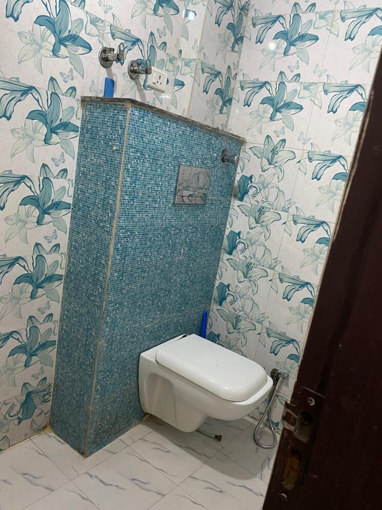 Bathroom, mayur vihar 2.5 Bedroom 820 Sq.Ft. Builder Floor In Mayur Vihar Delhi 8949880