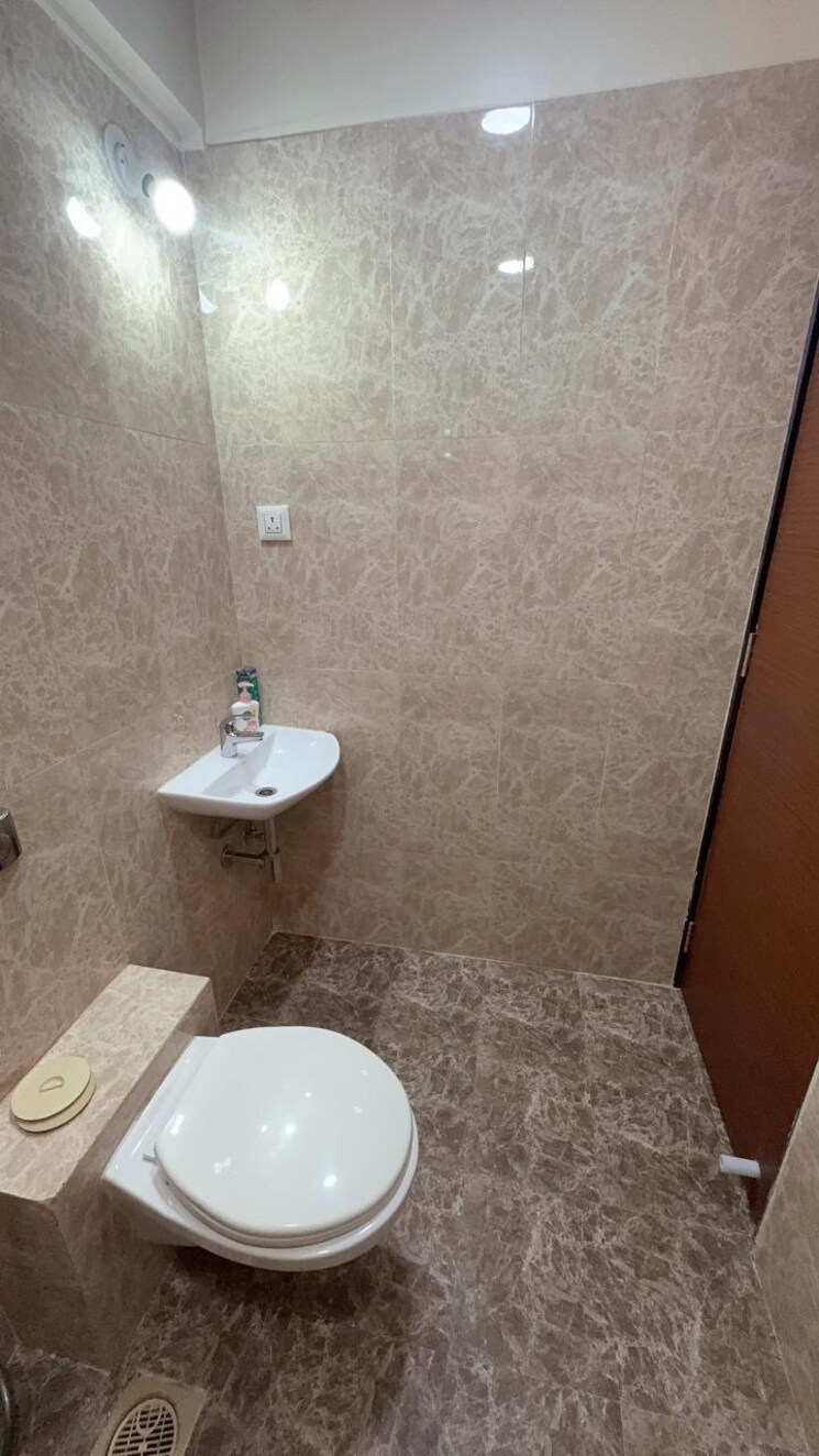 Bathroom, lalitambika-akshay 2 Bedroom 750 Sq.Ft. Apartment In Worli Mumbai 8949940