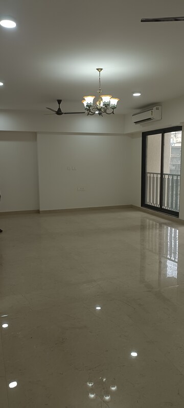 Room in 2.5 BHK Apartment at Mirchandani Triton, Santacruz West – for Rent