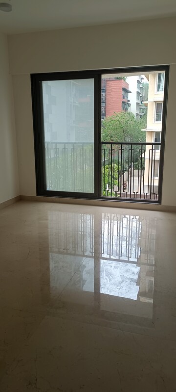 Room in 2.5 BHK Apartment at Mirchandani Triton, Santacruz West – for Rent