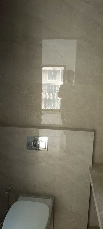 Room in 2.5 BHK Apartment at Mirchandani Triton, Santacruz West – for Rent
