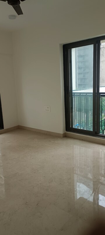 Room in 3 BHK Apartment at Mirchandani Triton, Santacruz West – for Rent