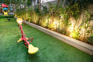 5 BHK Apartment – Garden View at Khar West - for Rent