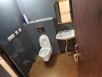Attached Bathroom in 4 BHK Apartment at Gomti Nagar – for Rent