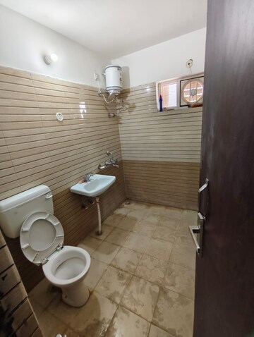 Bathroom in 4 BHK Apartment at Gomti Nagar – for Rent