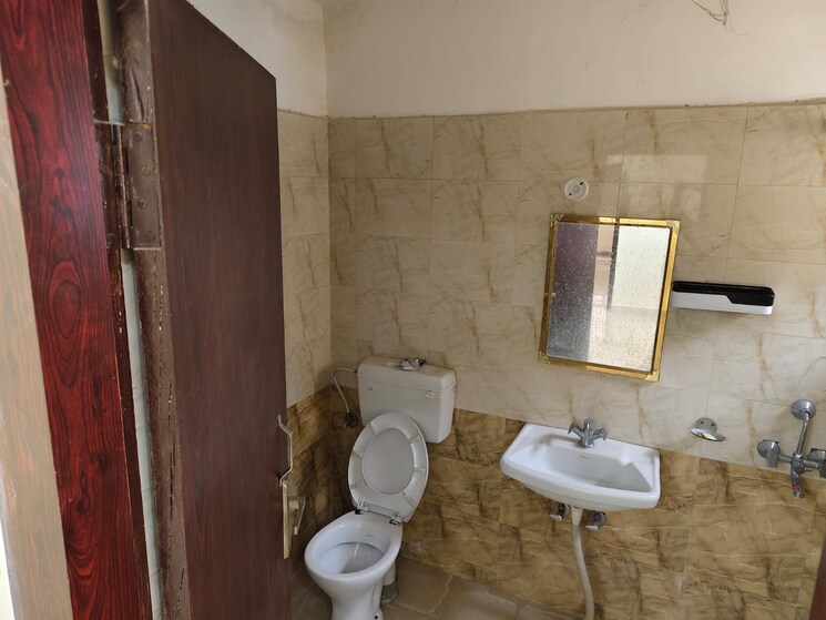 Bathroom, gomti nagar 4 Bedroom 1850 Sq.Ft. Apartment In Gomti Nagar Lucknow 8950014