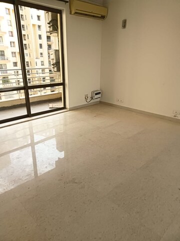 Room in 2.5 BHK Apartment at Unitech Espace Nirvana Country, Sector 50 – for Rent