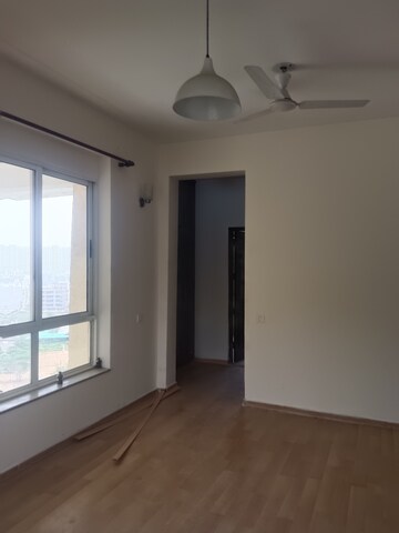 Room in 2 BHK Apartment at Unitech Fresco, Sector 50 – for Rent