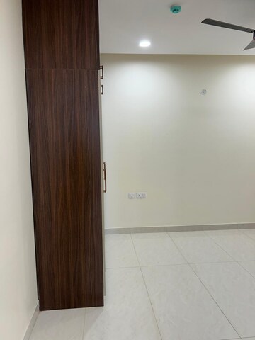 Room in 3 BHK Apartment at Prestige Beverly Hills, Kokapet – for Rent