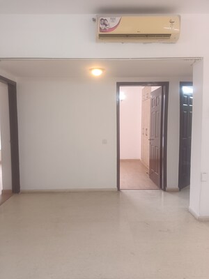 Room in 3 BHK Apartment at Unitech The Close North, Sector 50 – for Rent
