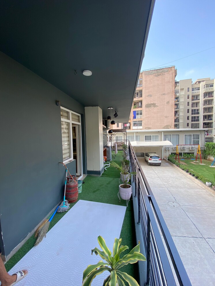 Balcony, vip road 3 Bedroom 1800 Sq.Ft. Apartment In Vip Road Zirakpur 8950154