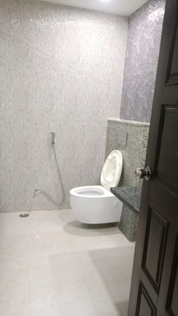 Bathroom in 3 BHK Apartment at Gomti Nagar – for Rent