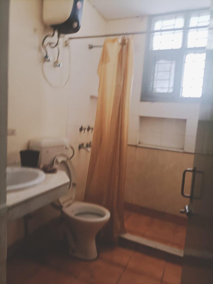 Bathroom, unitech-south-city-ii 3 Bedroom 1600 Sq.Yd. Builder Floor In Sector 50 Gurgaon 8576556