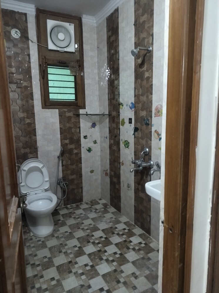 Bathroom, unitech-south-city-ii 3 Bedroom 1600 Sq.Yd. Builder Floor In Sector 50 Gurgaon 8576545